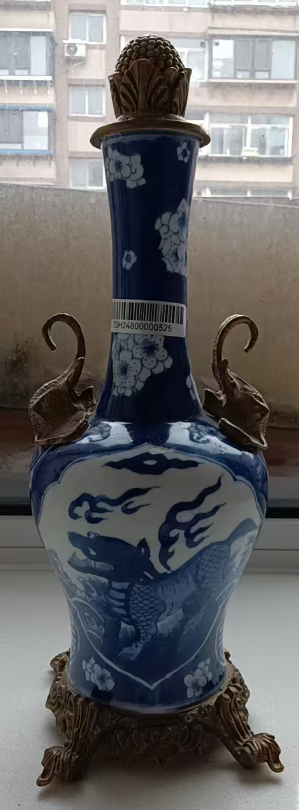 康熙年制《青花冰梅纹开窗瑞兽瓶》-嘉城艺术交易平台