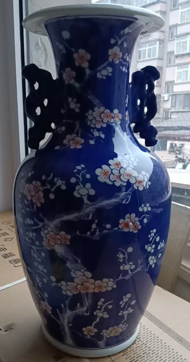康熙年制《蓝地留白梅花纹双耳瓶》-嘉城艺术交易平台