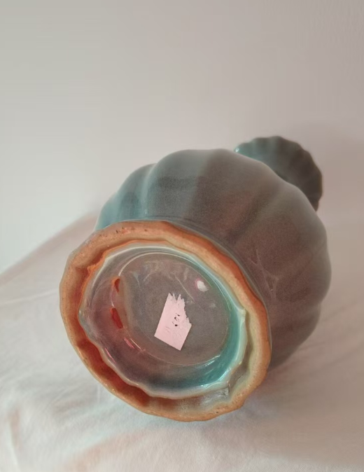 龙泉窑《瓜棱花口青瓷瓶》