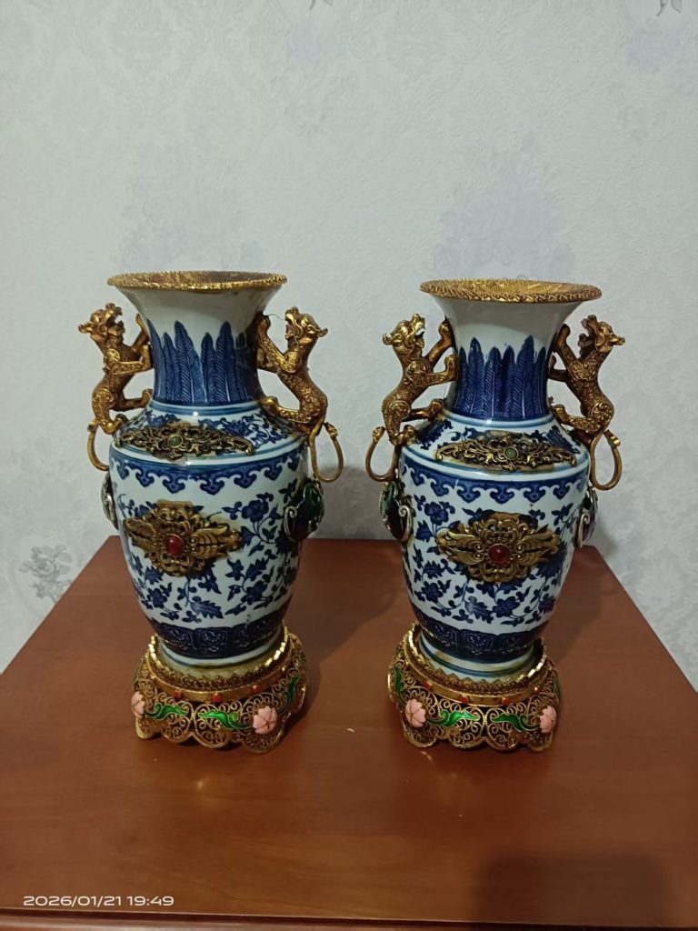 图片[1]-乾隆年制《青花缠枝包金螭龙耳赏瓶》一对-嘉城艺术交易平台