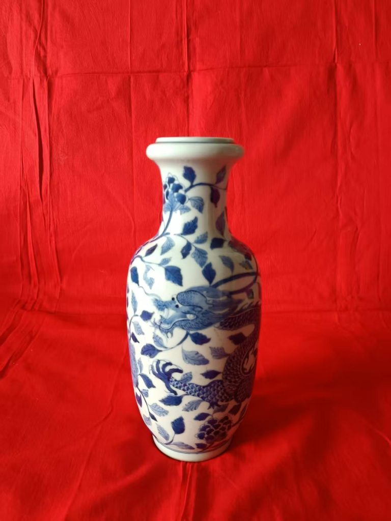 图片[1]-青花龙穿花纹棒槌瓶-嘉城艺术交易平台