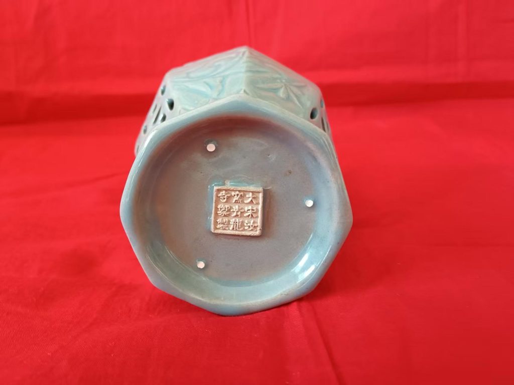 图片[2]-大宋汝窑《青釉镂空花卉双耳瓶》-嘉城艺术交易平台