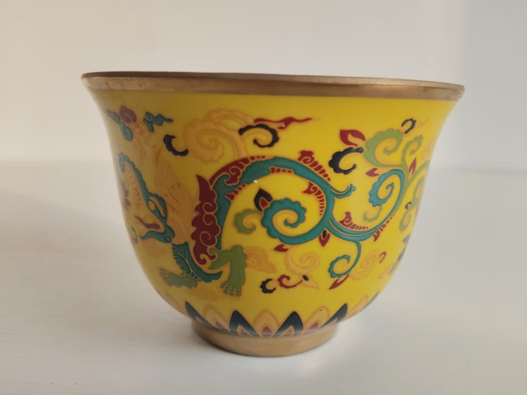 图片[1]-宣德年制《黄地鎏金夔龙纹杯》-嘉城艺术交易平台