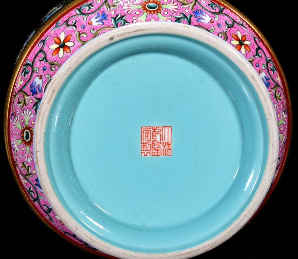 图片[2]-清乾隆年制《珐琅彩描金雕刻凤来仪镂空转心瓶》-嘉城艺术交易平台