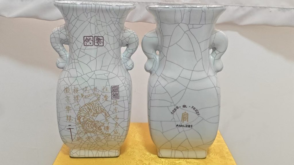 图片[1]-官窑《开片描金双耳尊》一对-嘉城艺术交易平台