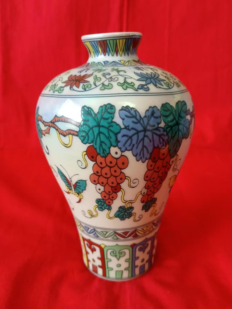 图片[1]-成化年制《五彩葡萄纹梅瓶》-嘉城艺术交易平台