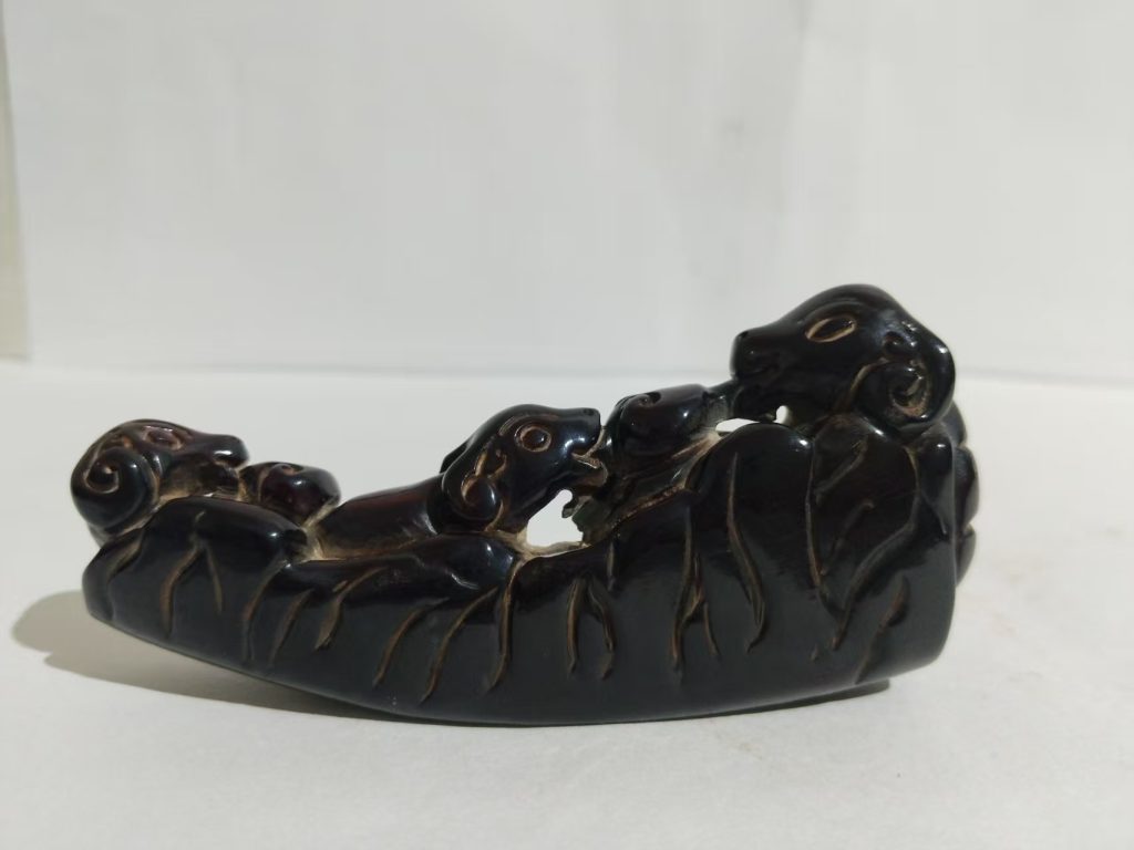 图片[2]-角雕《三羊开泰笔山》-嘉城艺术交易平台