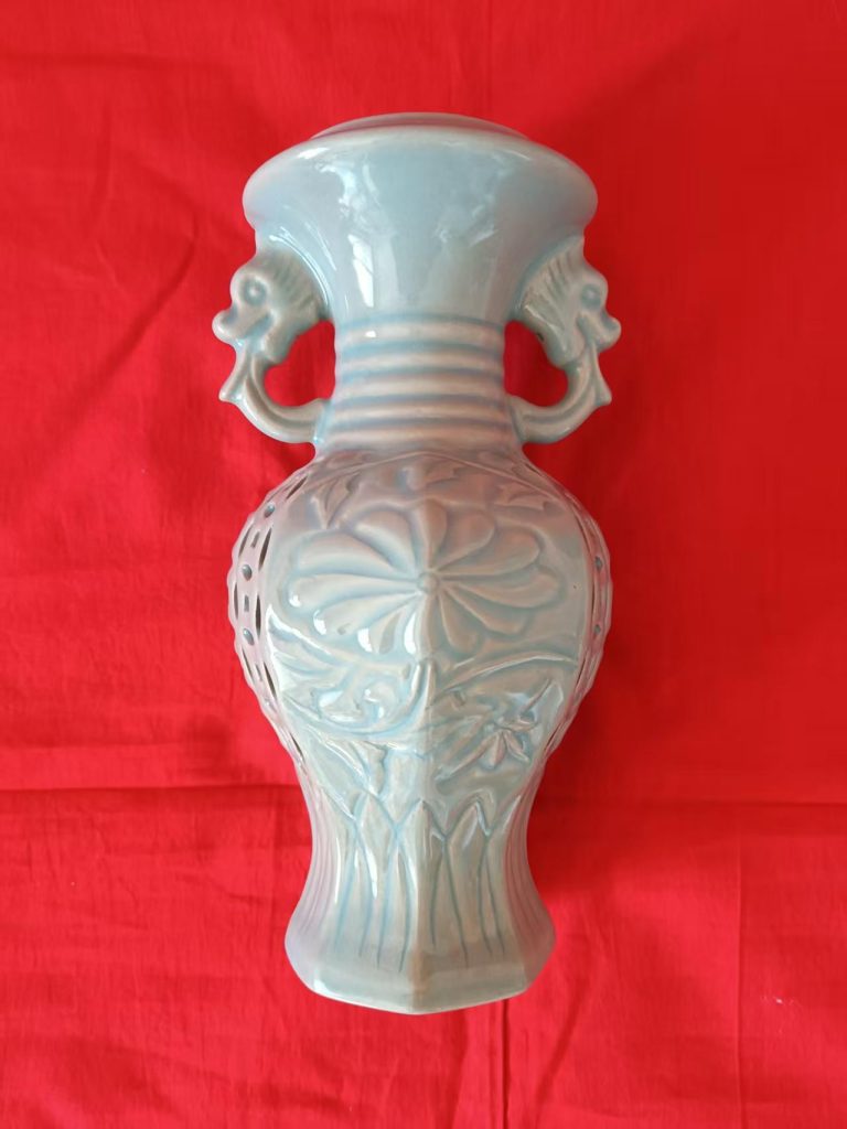 图片[1]-大宋汝窑《青釉镂空花卉双耳瓶》-嘉城艺术交易平台