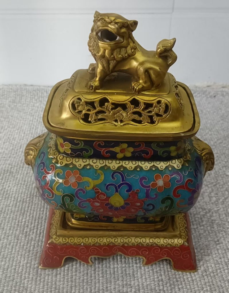 图片[1]-宣德年制《鎏金铜胎景泰蓝掐丝珐琅狮盖薰香炉》-嘉城艺术交易平台