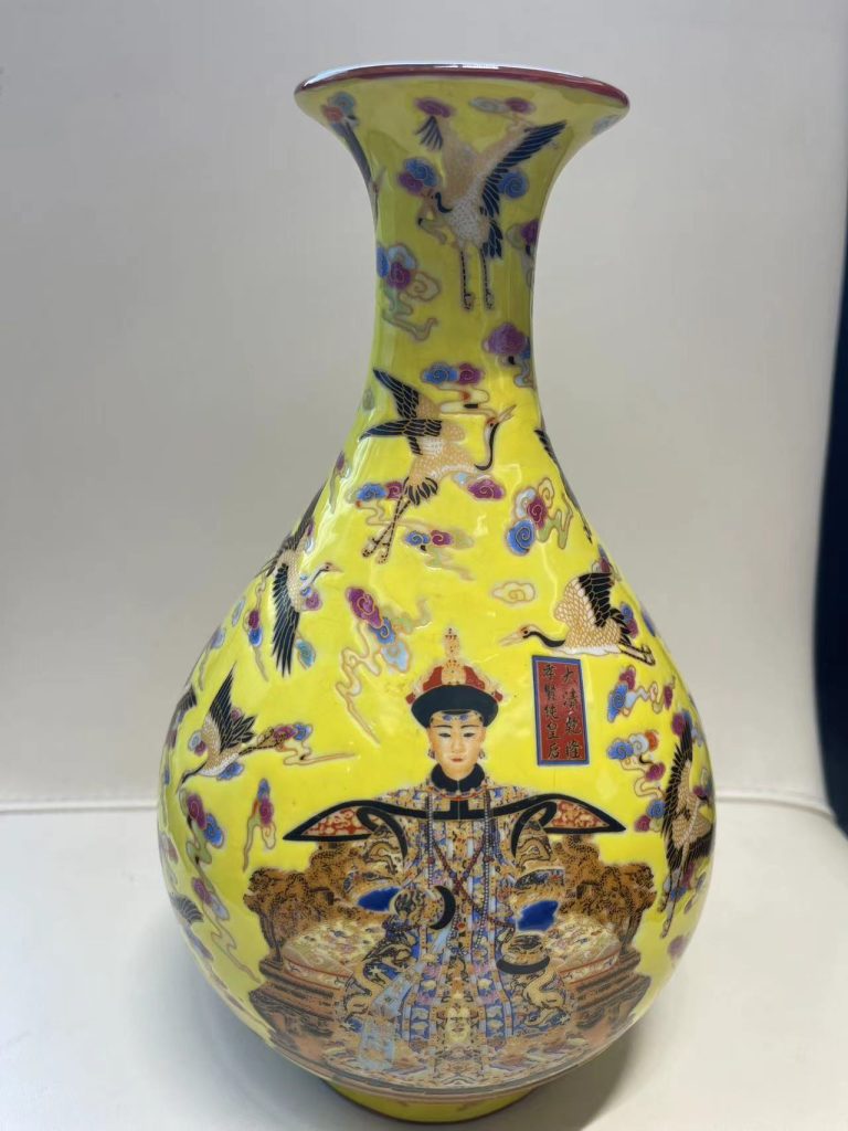图片[2]-乾隆年制《黄地粉彩“帝王像”百鹤纹玉壶春瓶》-嘉城艺术交易平台