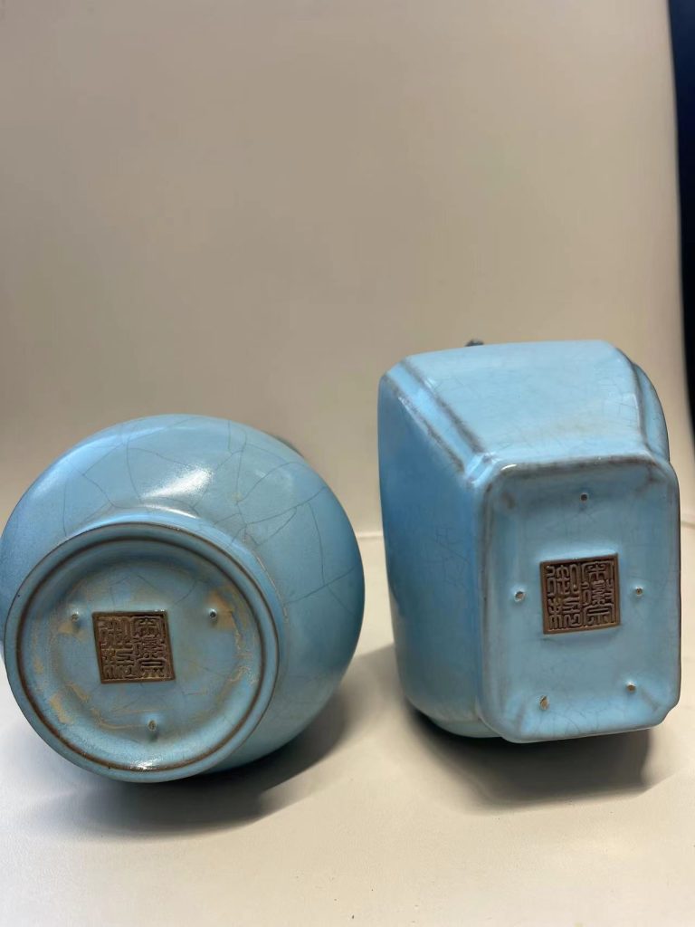 图片[2]-宋徽宗御制《天蓝釉龙耳弦纹赏瓶》《天蓝釉凤耳方瓶》-嘉城艺术交易平台