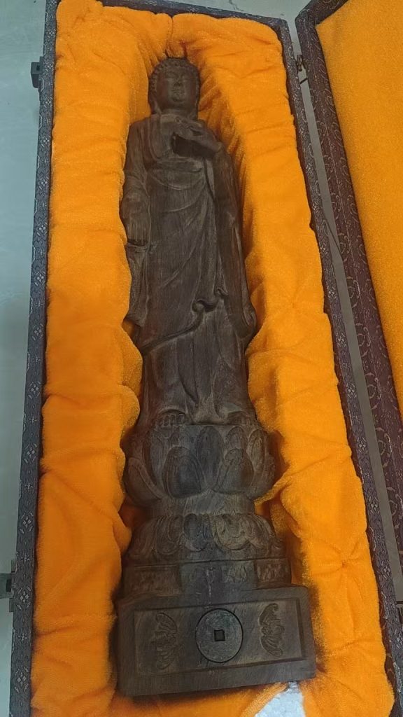 图片[1]-沉香《佛像镶嵌乾隆通宝》-嘉城艺术交易平台