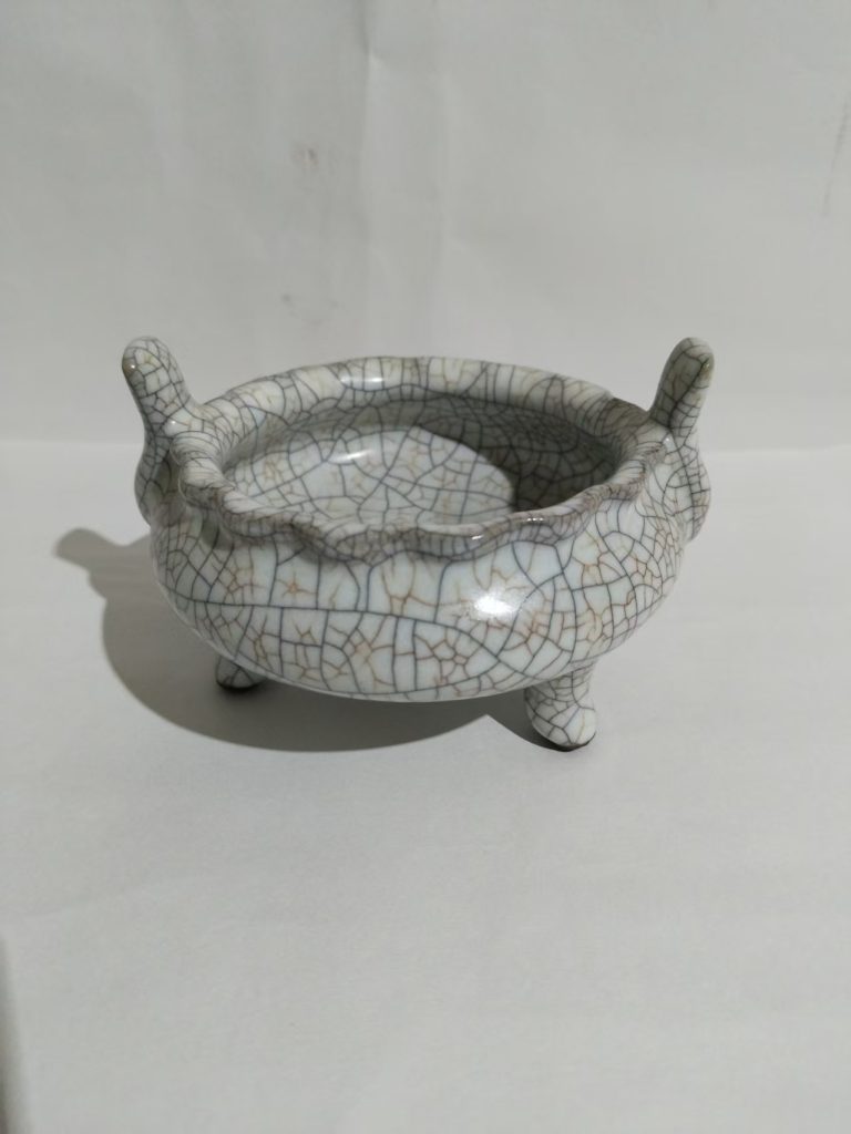 图片[1]-宋《哥窑三足香炉》-嘉城艺术交易平台