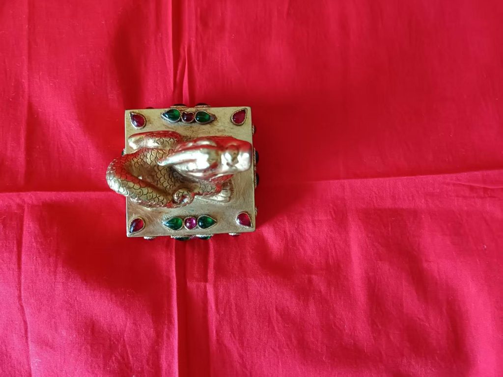 图片[2]-鎏金嵌宝麒麟钮印章摆件-嘉城艺术交易平台