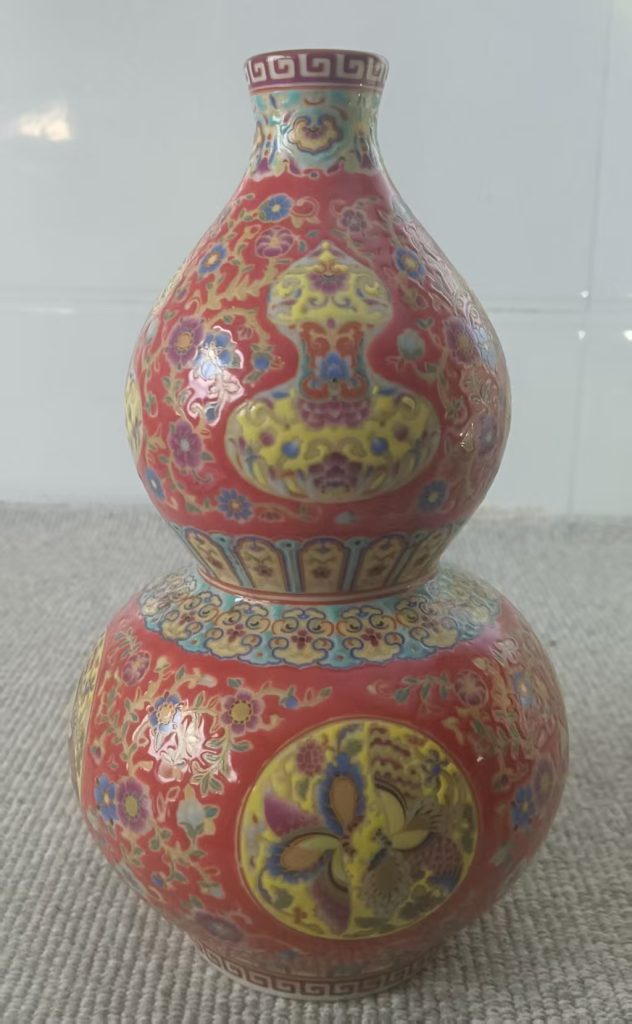 图片[1]-雍正年制《红地珐琅彩开窗蝴蝶花卉葫芦瓶》-嘉城艺术交易平台