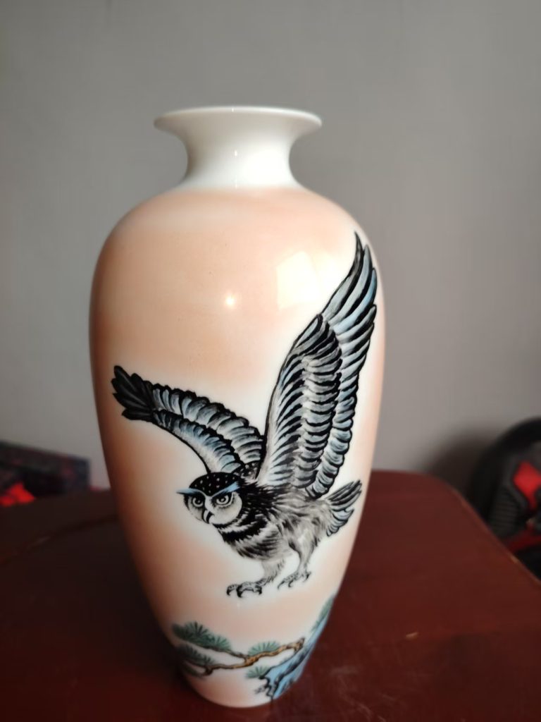 图片[1]-墨彩雄鹰橄榄瓶-嘉城艺术交易平台