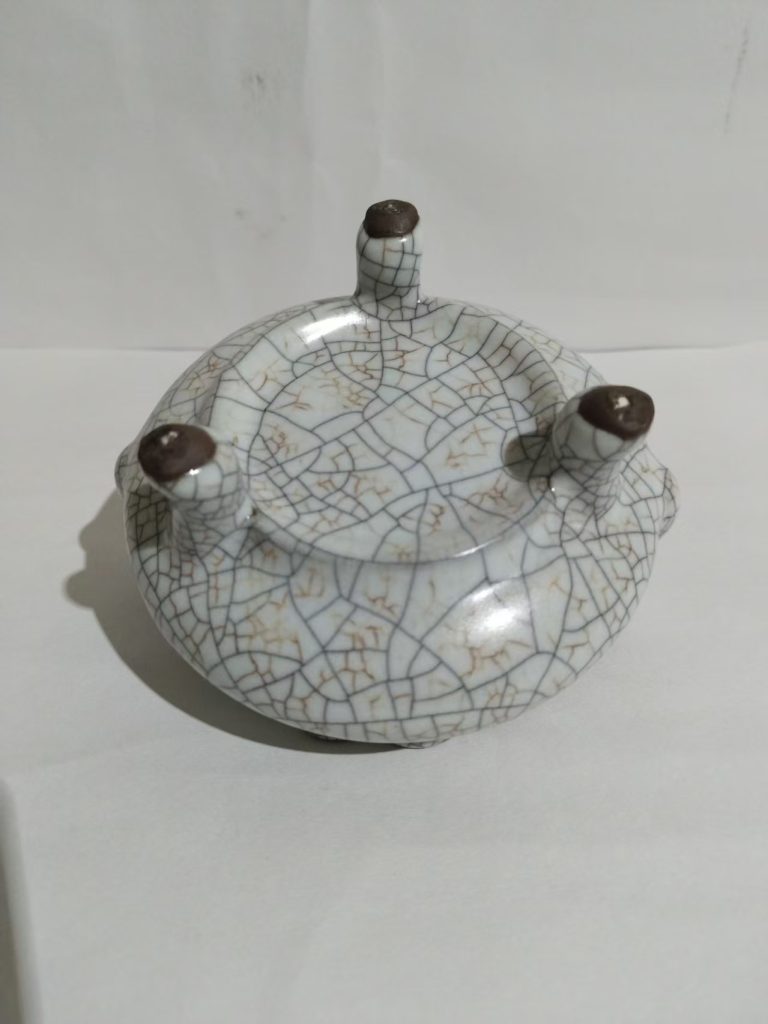 图片[2]-宋《哥窑三足香炉》-嘉城艺术交易平台