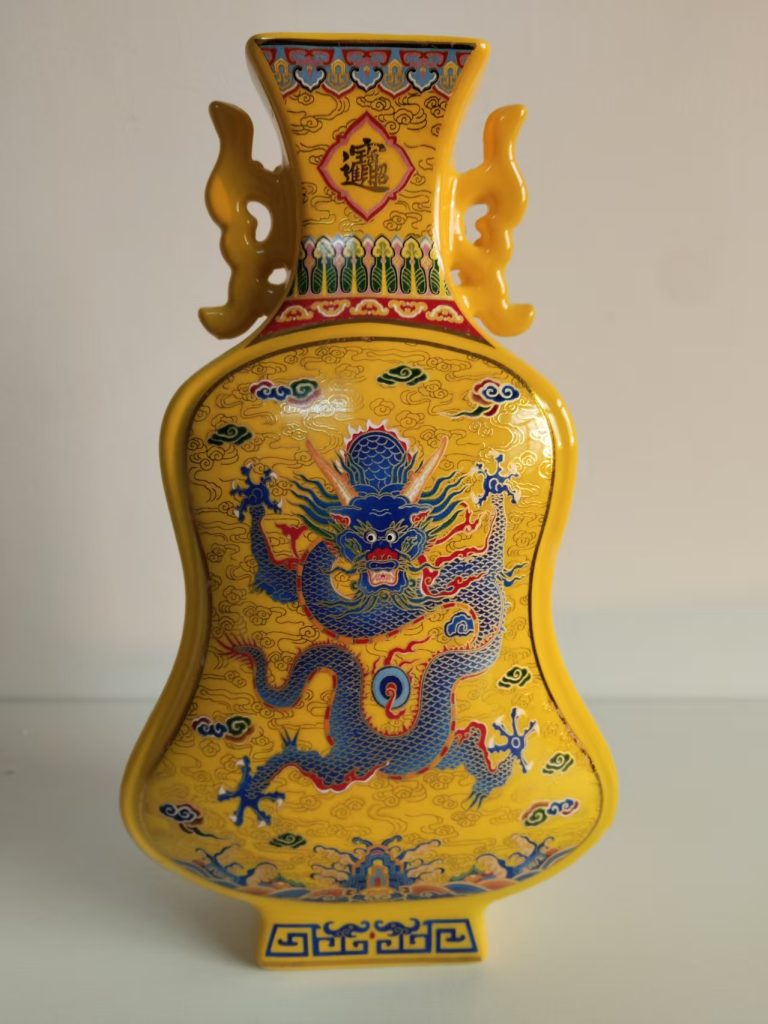 图片[1]-乾隆年制《黄地珐琅彩龙纹双耳扁瓶》-嘉城艺术交易平台