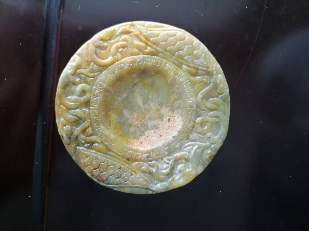 图片[1]-黄玉《螭龙纹盘》-嘉城艺术交易平台