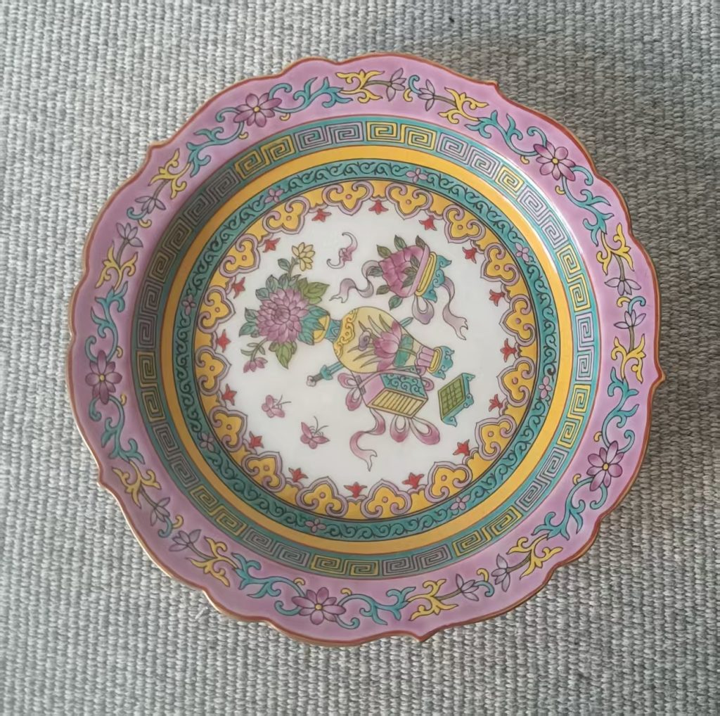 图片[1]-雍正年制《粉彩描金开光博古纹花口盘》-嘉城艺术交易平台