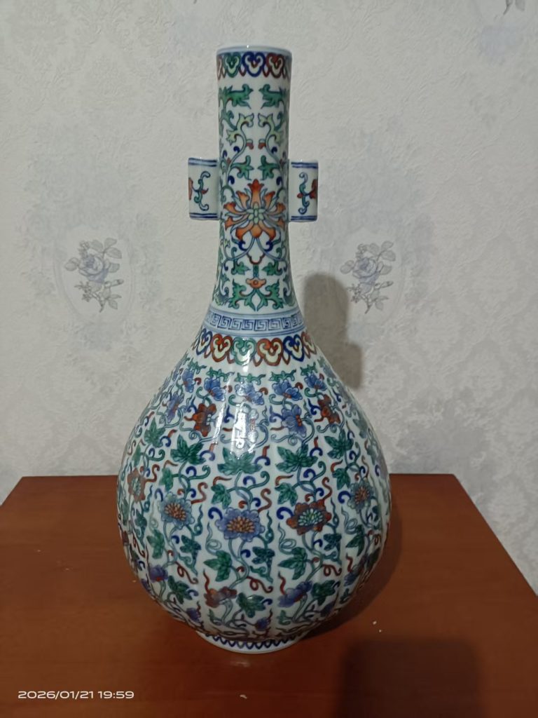 图片[1]-乾隆年制《斗彩缠枝花卉纹贯耳胆瓶》-嘉城艺术交易平台