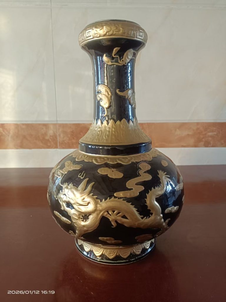 图片[1]-乾隆年制《乌金釉描金浮雕祥云龙纹瓶》-嘉城艺术交易平台