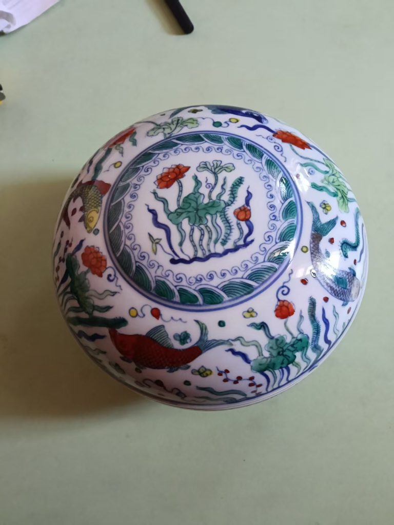 图片[2]-成化年制《斗彩鱼藻纹手棒罐》-嘉城艺术交易平台