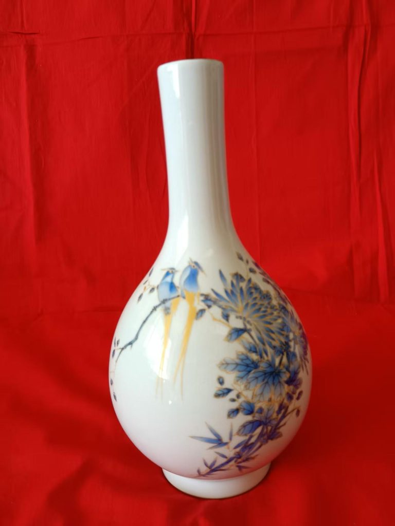 图片[1]-雍正年制《斗彩花鸟长颈胆瓶》-嘉城艺术交易平台