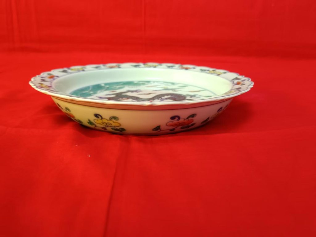 图片[3]-成化年制《描金斗彩海水龙纹菱口盘》-嘉城艺术交易平台