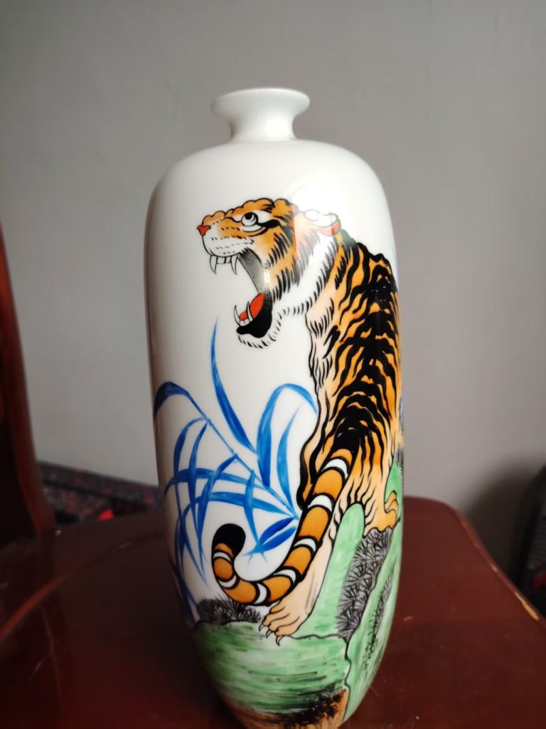 图片[1]-粉彩虎纹灯笼瓶-嘉城艺术交易平台