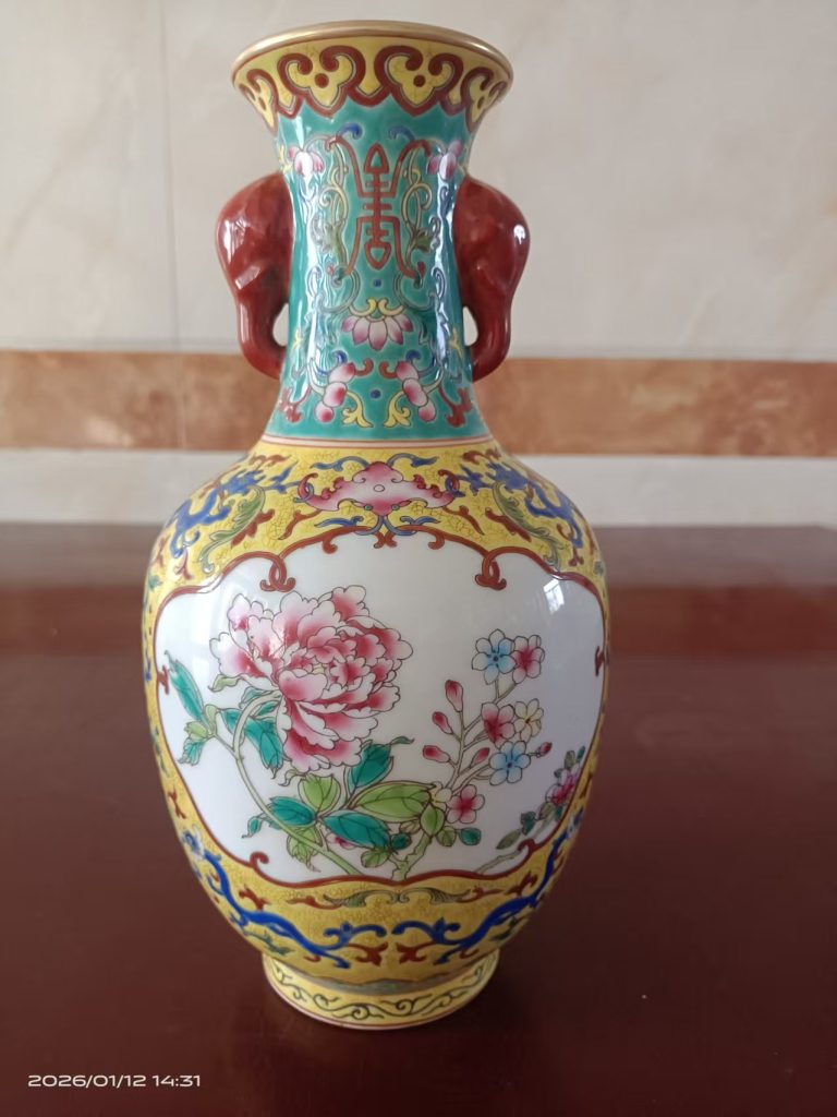 图片[1]-乾隆年制《黄地粉彩花卉象耳瓶》-嘉城艺术交易平台