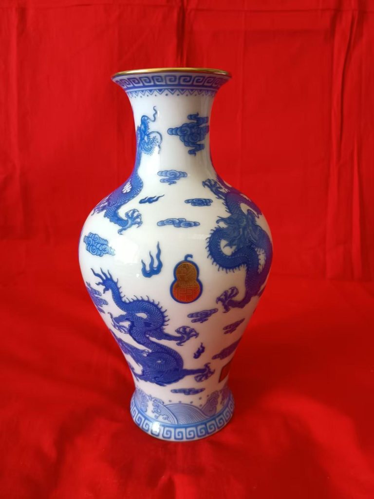 图片[1]-乾隆年制《青花贴金云龙纹赏瓶》-嘉城艺术交易平台