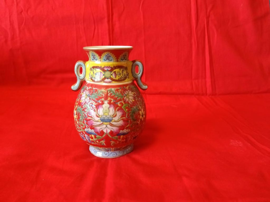 图片[1]-乾隆年制《红地粉彩缠枝花卉纹双耳尊》-嘉城艺术交易平台