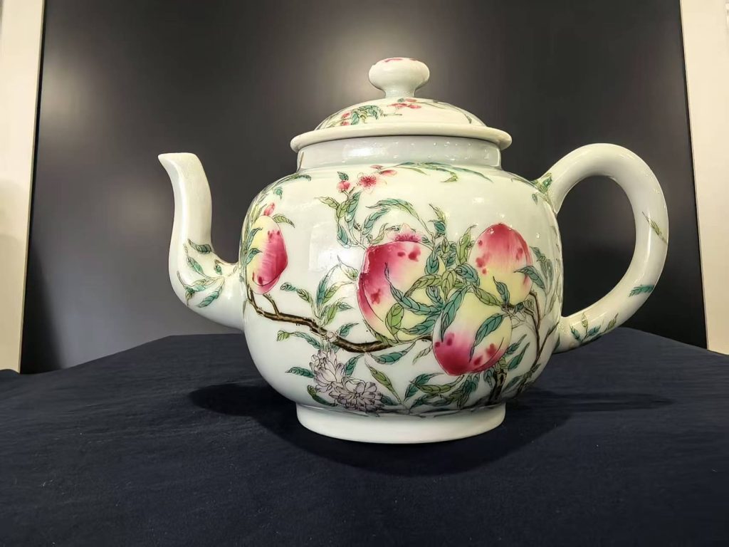 图片[1]-雍正年制《粉彩寿桃纹茶壶》-嘉城艺术交易平台