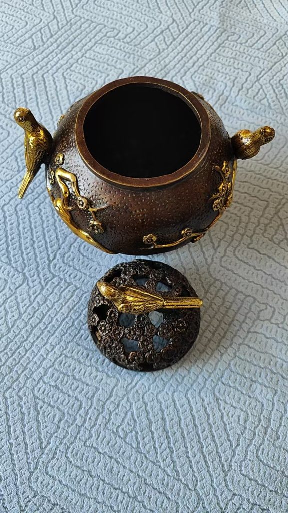 图片[2]-康熙年制《鸟兽桃花纹三足香炉》-嘉城艺术交易平台