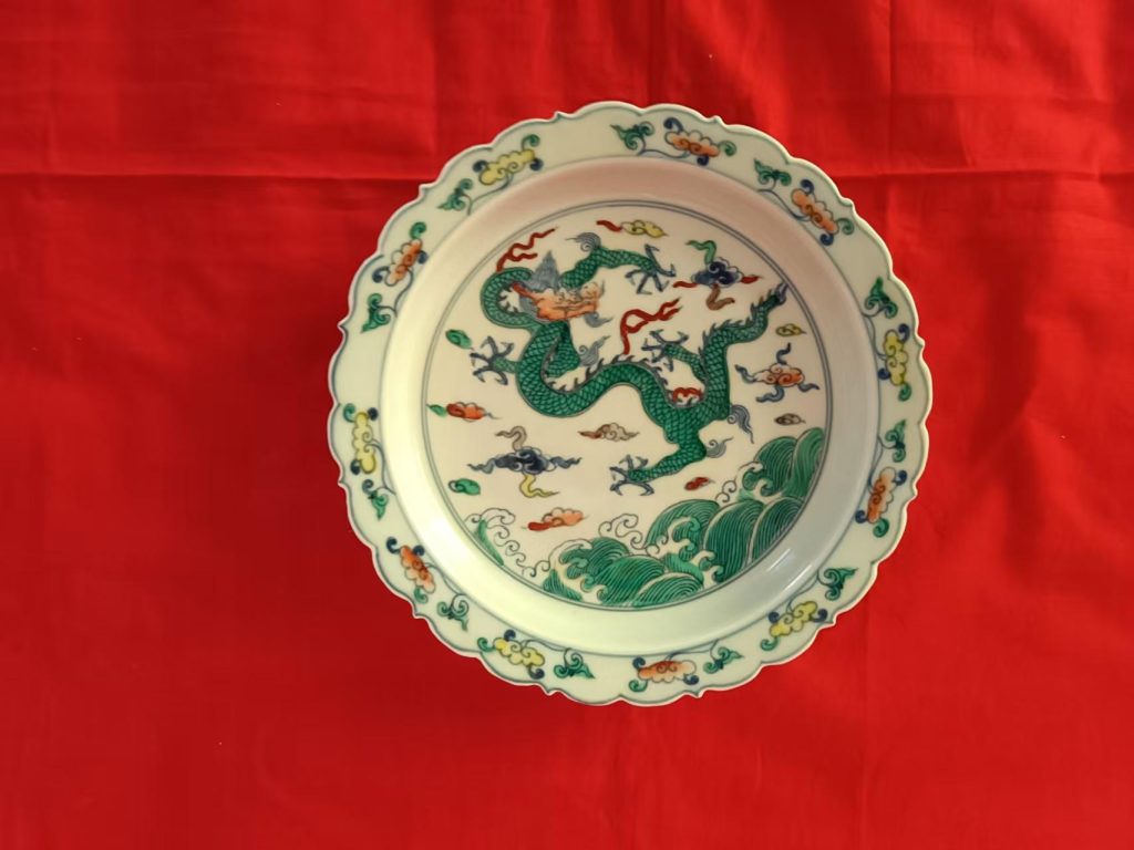 图片[1]-成化年制《描金斗彩海水龙纹菱口盘》-嘉城艺术交易平台