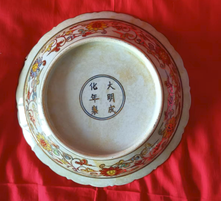 图片[2]-成化年制《描金斗彩花鸟纹菱口盘》-嘉城艺术交易平台