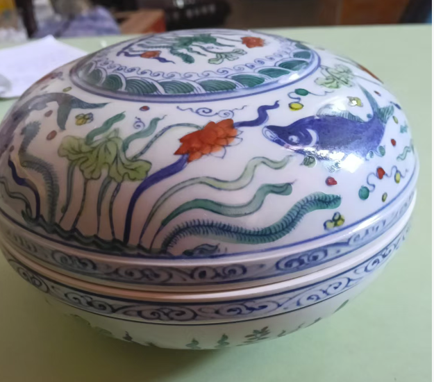 图片[1]-成化年制《斗彩鱼藻纹手棒罐》-嘉城艺术交易平台