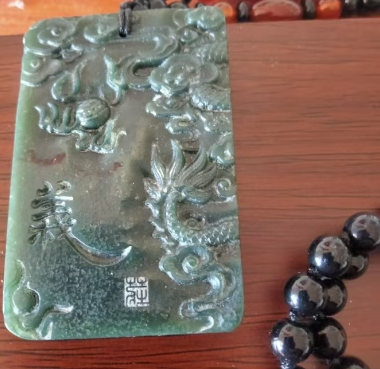 图片[1]-庄雪冬《雕刻和田玉关公牌》-嘉城艺术交易平台