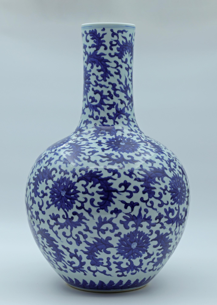 图片[1]-青花缠枝莲天球瓶-嘉城艺术交易平台