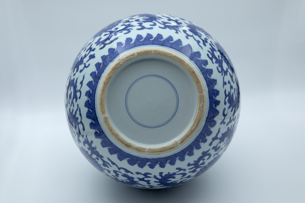 图片[2]-青花缠枝莲天球瓶-嘉城艺术交易平台