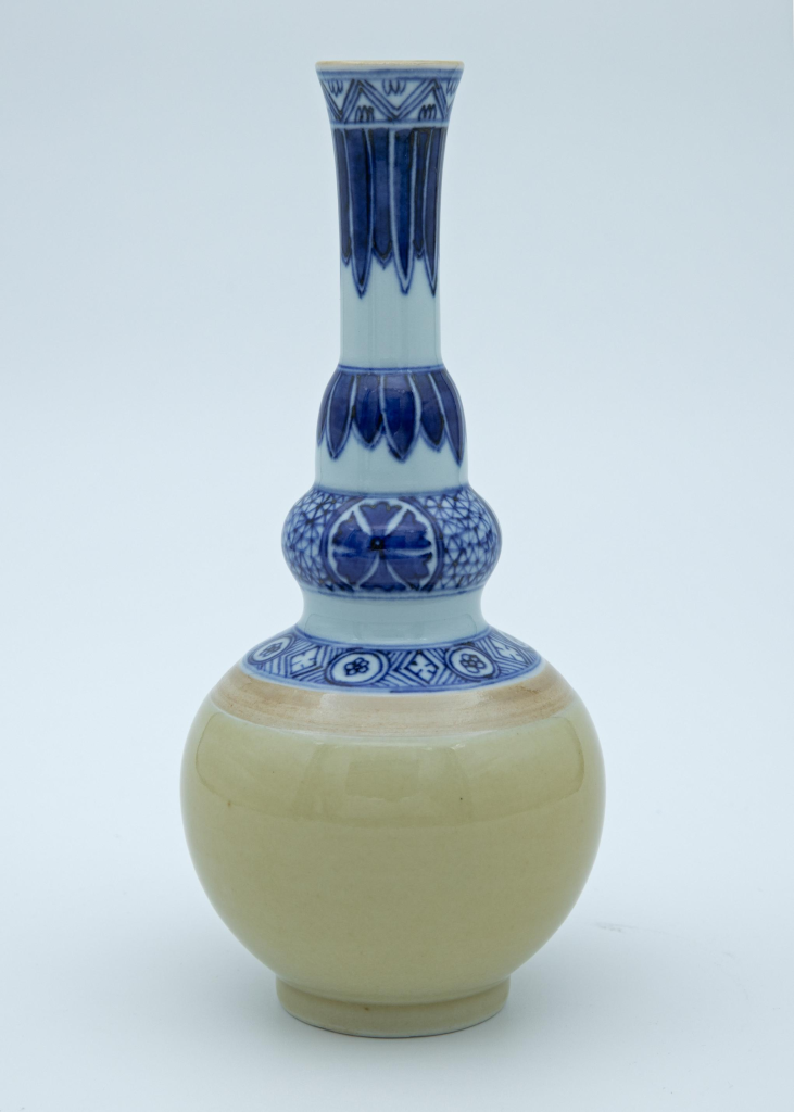 图片[1]-黄釉青花净瓶-嘉城艺术交易平台