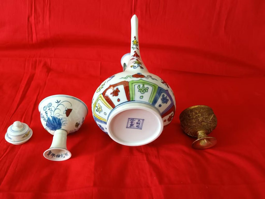 图片[2]-成化年制《斗彩瑞兽纹执壶酒具一套》-嘉城艺术交易平台