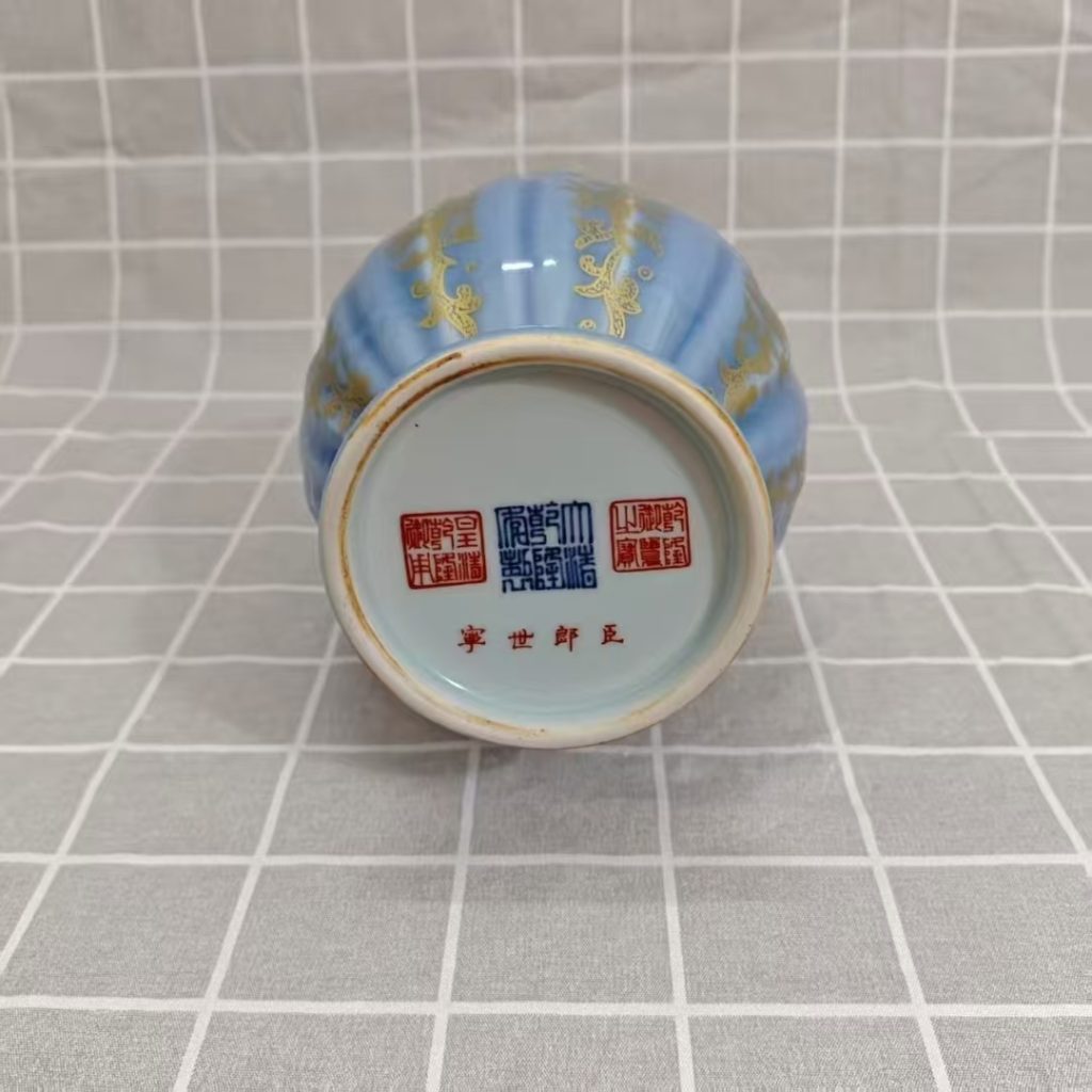 图片[2]-乾隆年制《描金瓜棱花口长颈瓶》-嘉城艺术交易平台