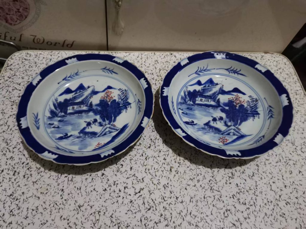 图片[1]-康熙年制《外酱釉内青花釉里红山水纹花口盘》一对-嘉城艺术交易平台