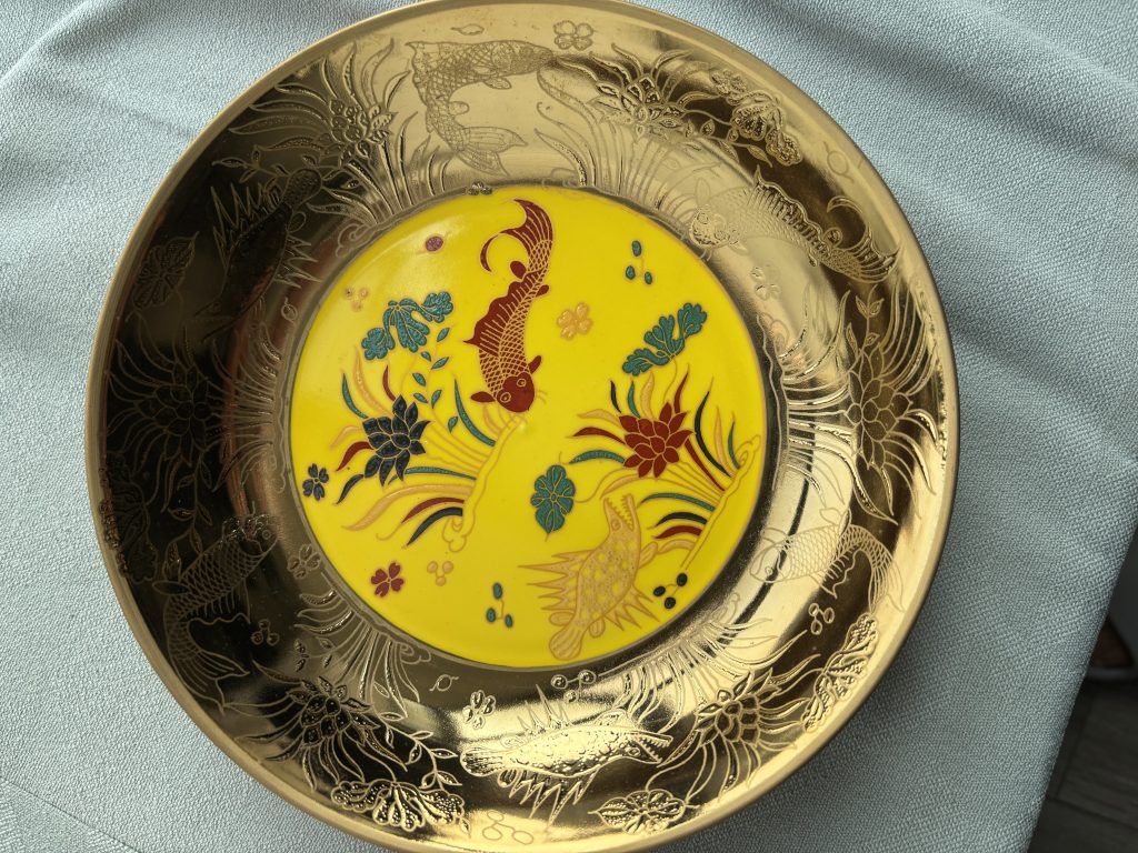 图片[1]-成化年制《鎏金五彩鱼藻纹盘》-嘉城艺术交易平台