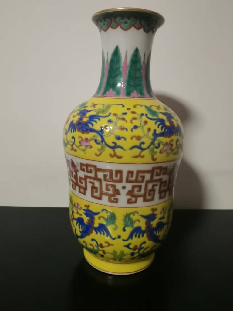 图片[1]-乾隆年制《黄地夔凤纹赏瓶》-嘉城艺术交易平台