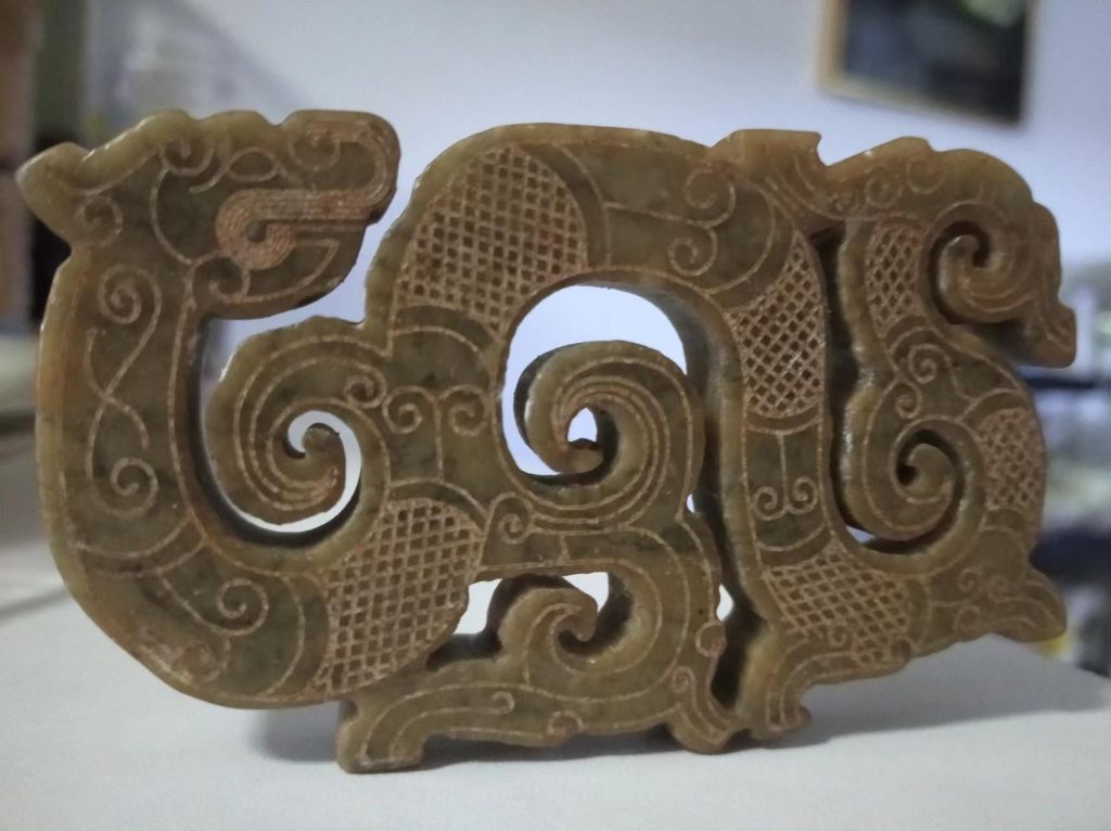 图片[1]-岫玉《双龙镂空玉佩》-嘉城艺术交易平台