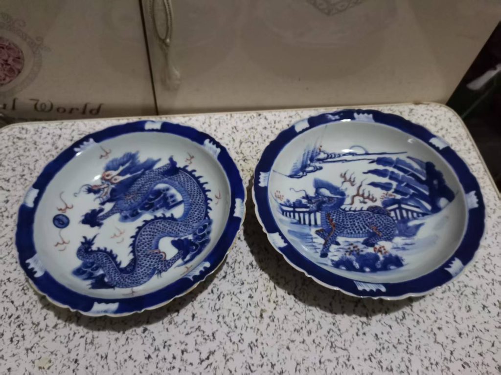 图片[1]-康熙年制《外酱釉内青花釉里瑞兽花口盘》一对-嘉城艺术交易平台