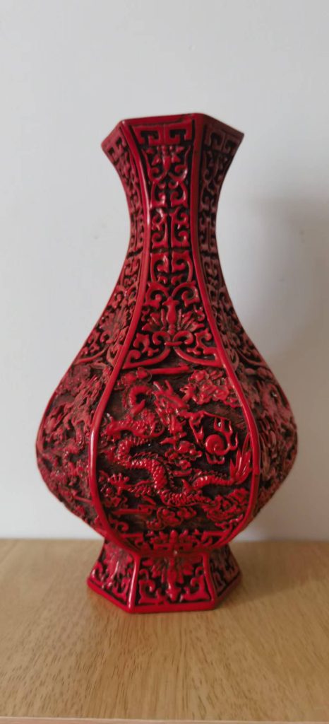 图片[1]-乾隆年制《雕漆六角龙纹赏瓶》-嘉城艺术交易平台